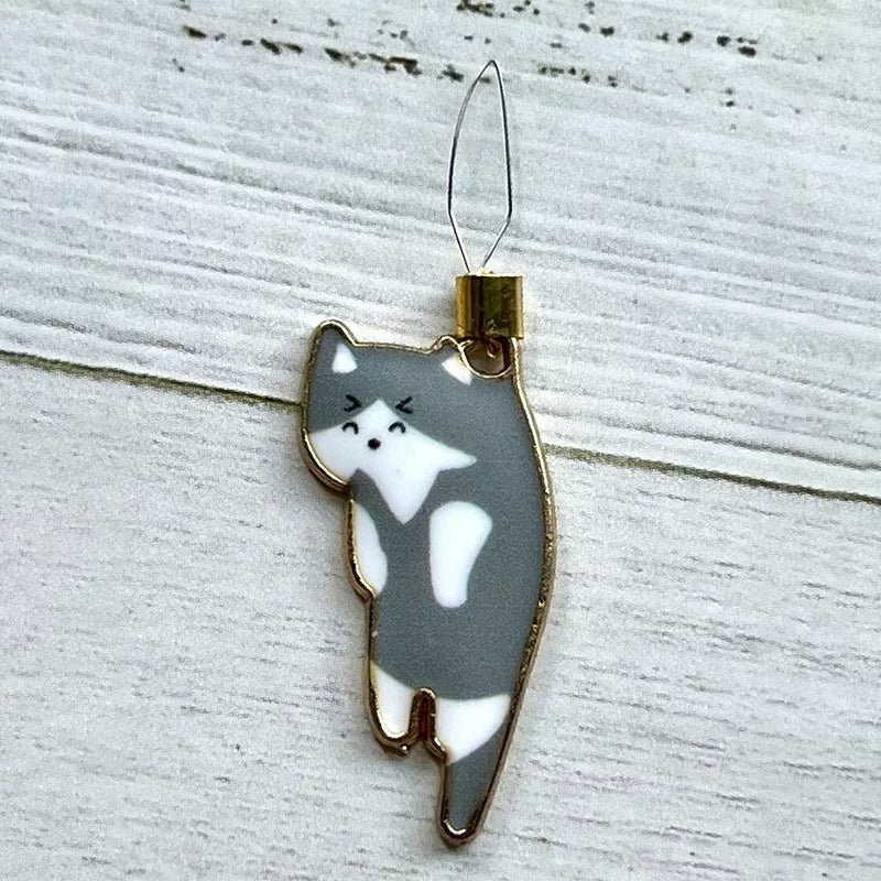 Nadeleinfädler mit Katzenmuster