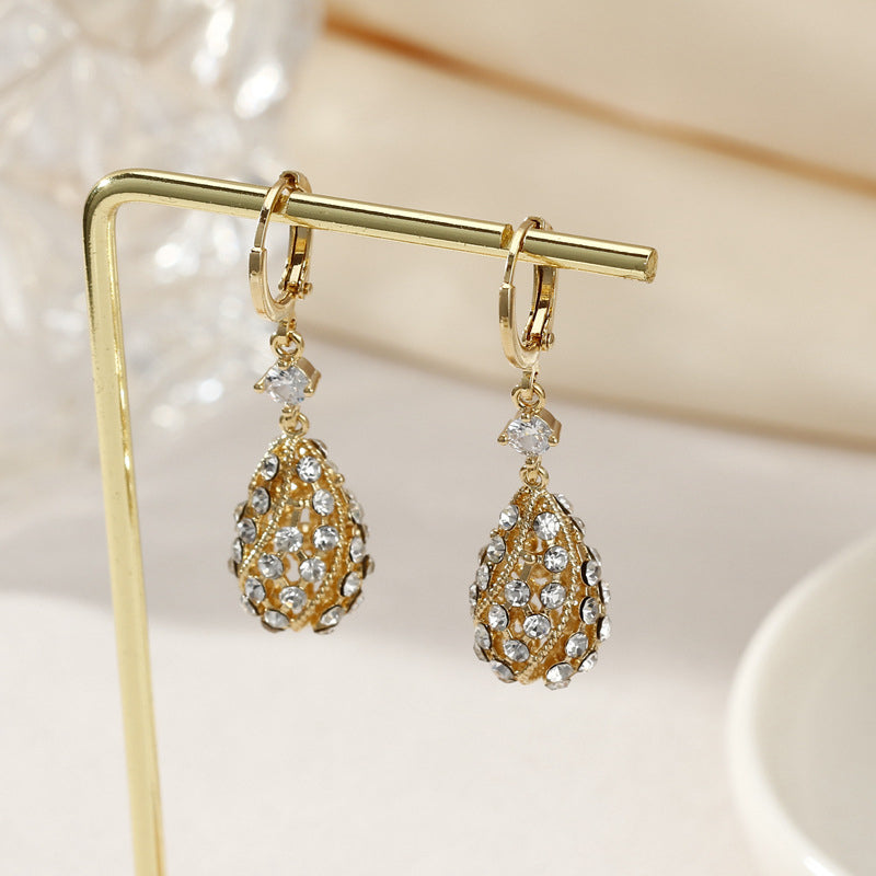Modische Ohrringe mit Diamanten