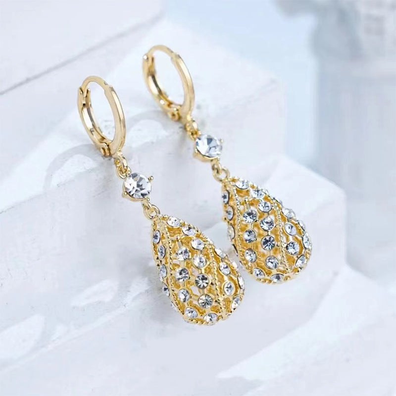 Modische Ohrringe mit Diamanten