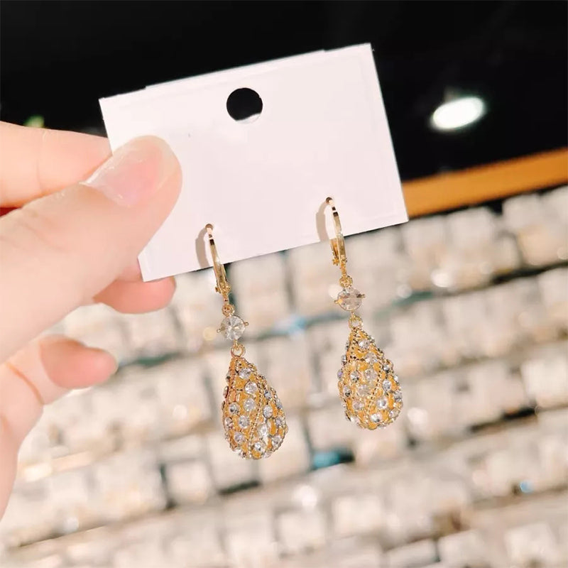 Modische Ohrringe mit Diamanten