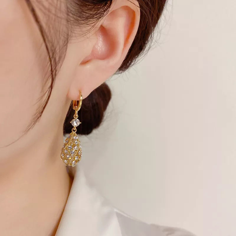 Modische Ohrringe mit Diamanten