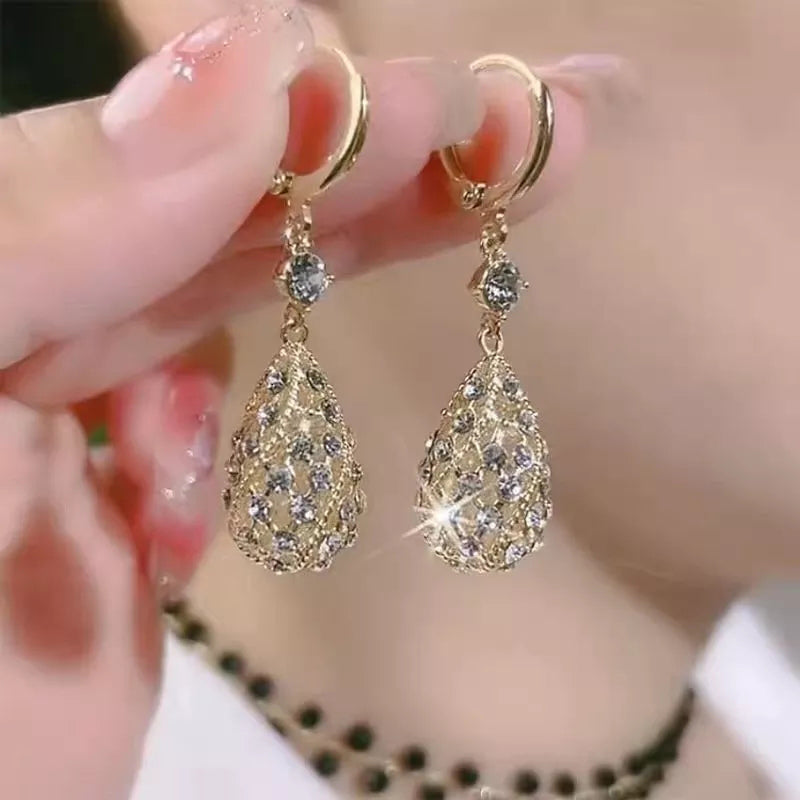 Modische Ohrringe mit Diamanten