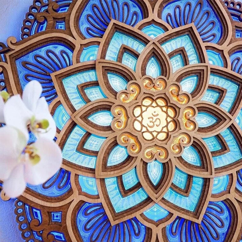 Handgefertigte Mandala Wandleuchte aus Holz