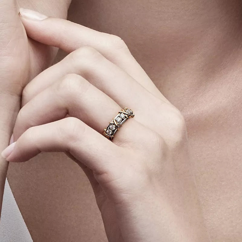 Eleganter Kreuz-Diamantring
