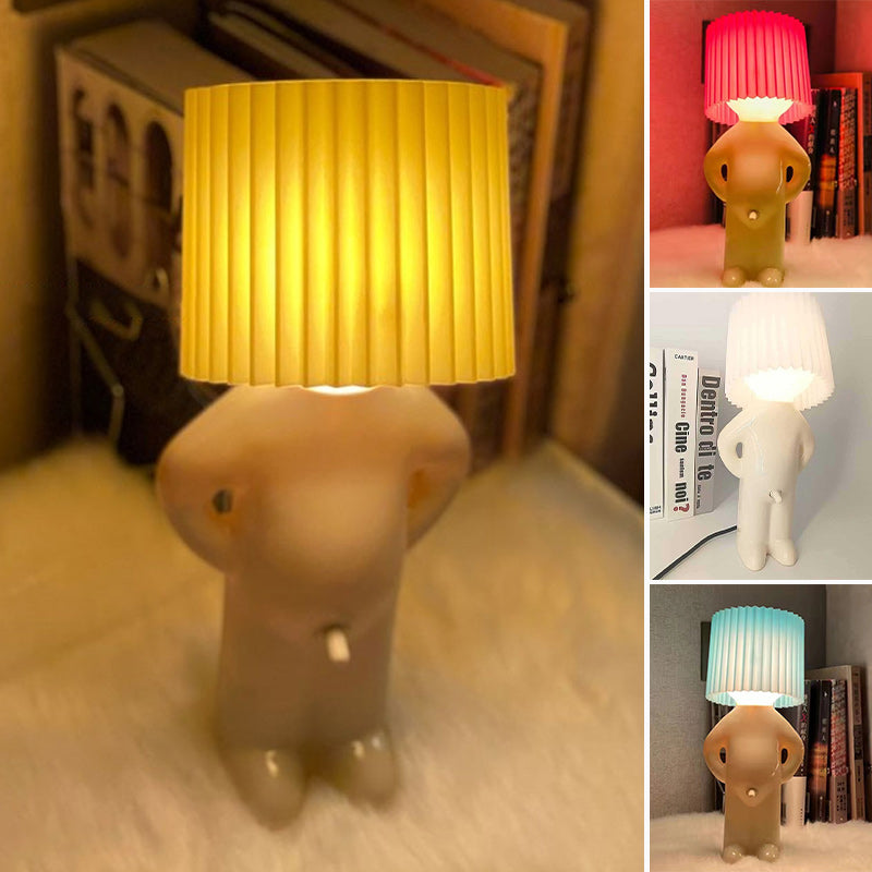 Eine kreative Lampe des kleinen schüchternen Mannes