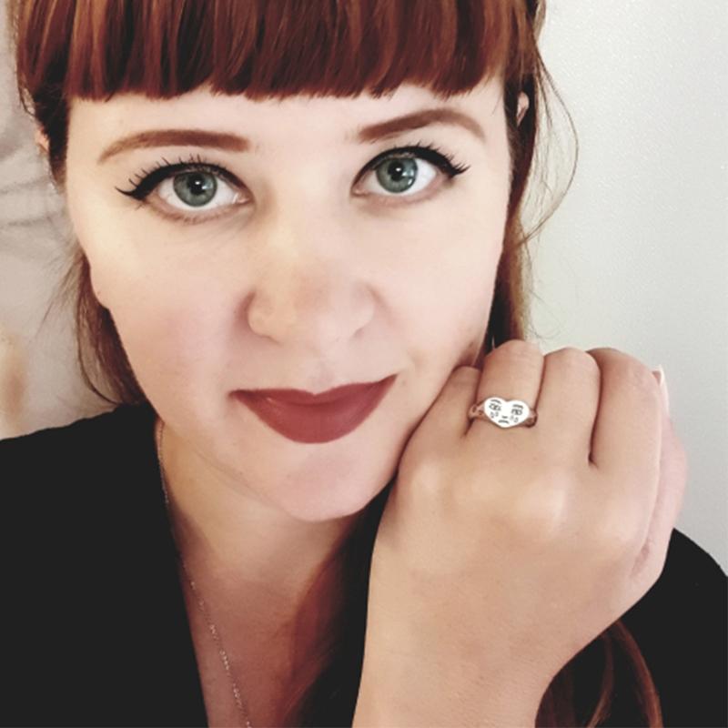Frau kreativer Weinend- Gesicht Ring