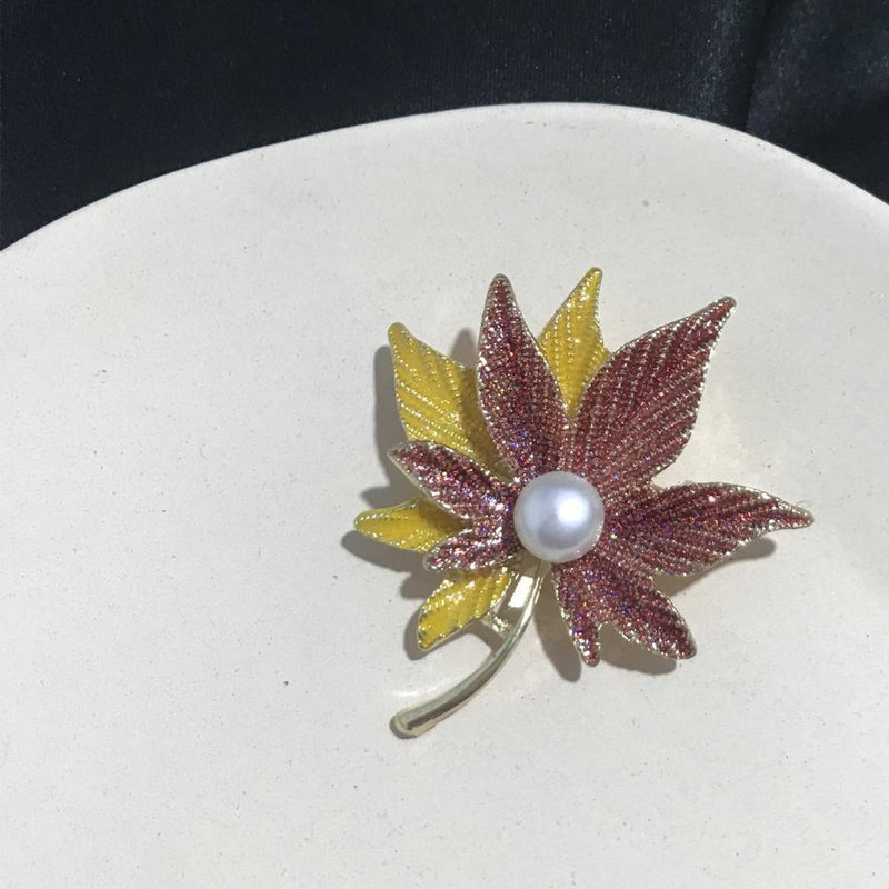 Damen graziöse Perle Ahornblatt Brosche