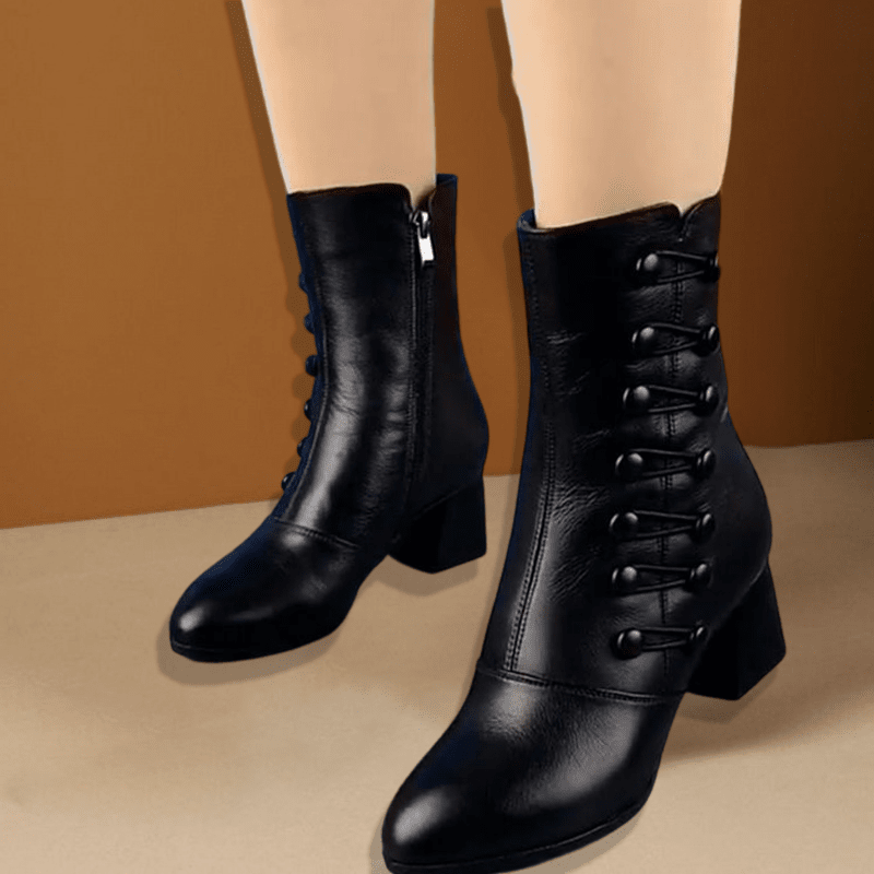 Warme Lederstiefel mit seitlichem Knopf