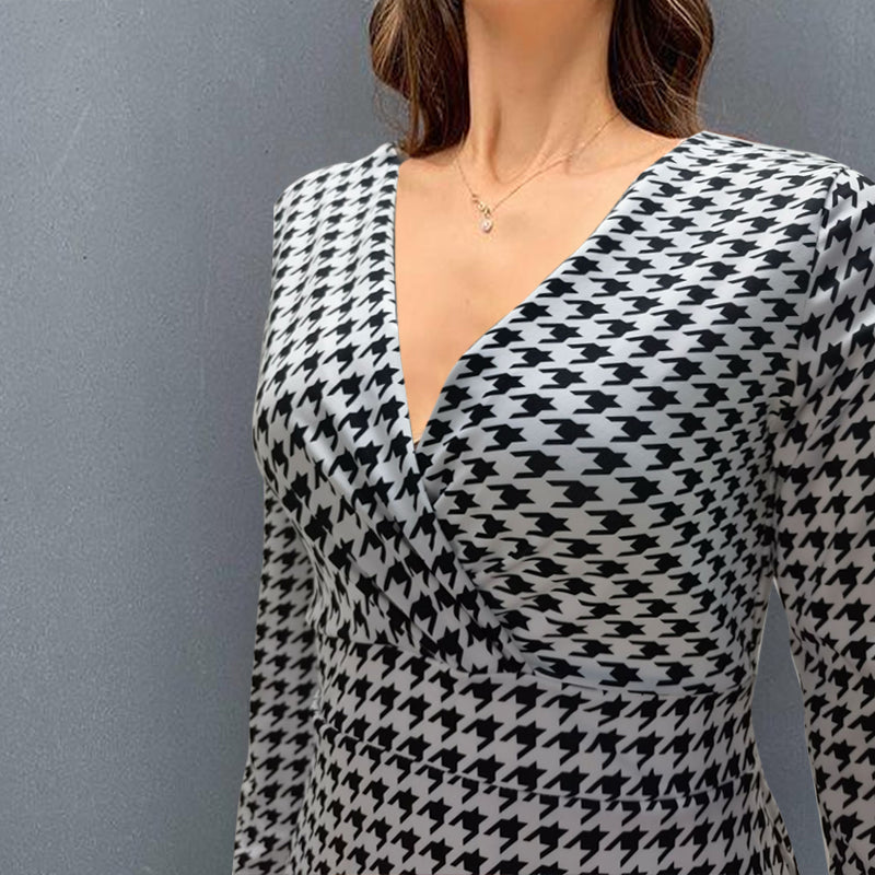 Glamouröses Langärmliges Kleid Mit V-Ausschnitt