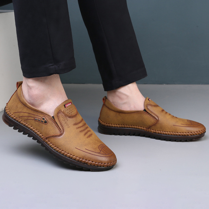 Handgenähte atmungsaktive Lederschuhe mit weicher Oberfläche und Sehnensohle