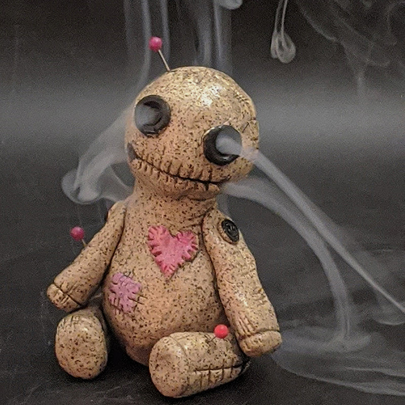 Handgeschnitzter Voodoo-Puppen-Weihrauchbrenner aus Harz